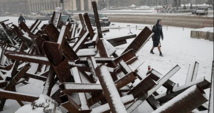 Pamje nga Kievi, bora zbardh kryeqytetin ukrainas ku lufta e ka lënë pa ngrohje, energji dhe ujë