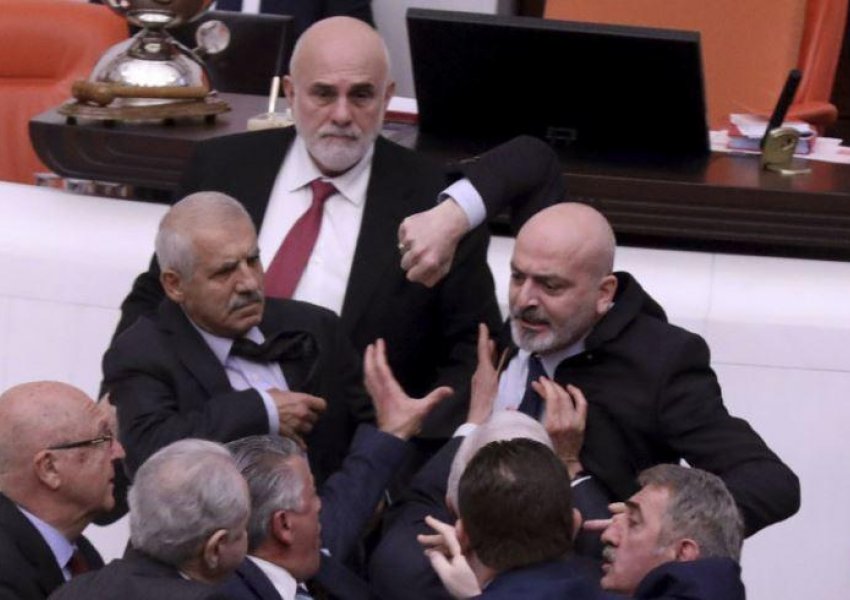 Përleshje në parlamentin turk, deputeti i opozitës përfundon në spital
