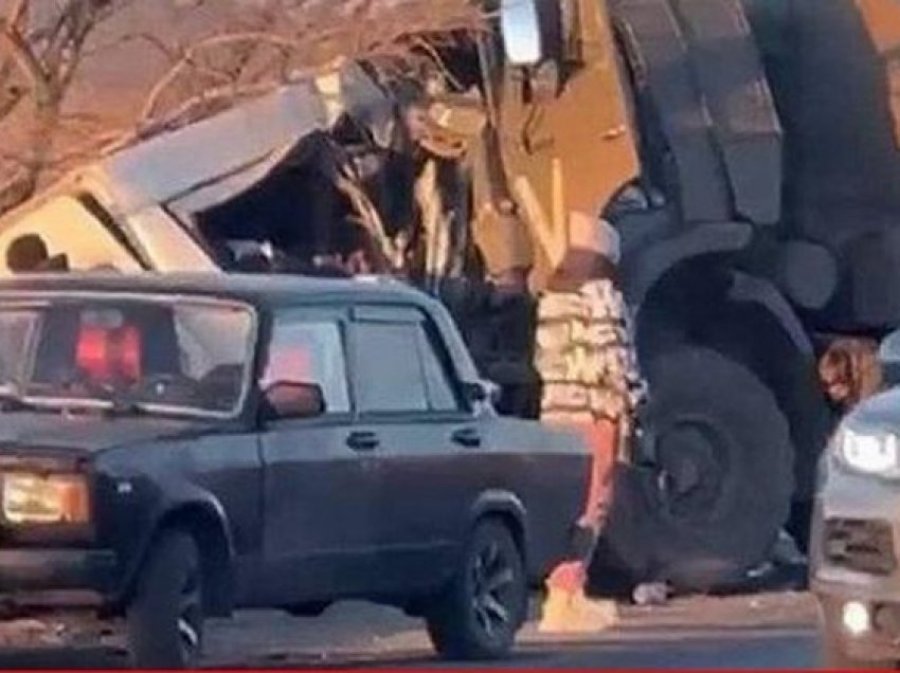Aksident tragjik në Ukrainë/ Minibusi përplaset me kamionin, 16 të vdekur dhe disa të plagosur