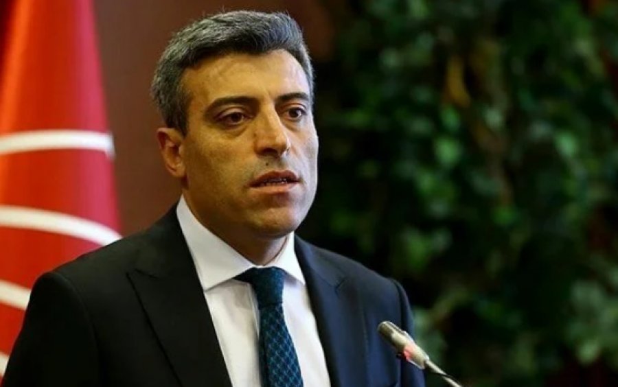 Qëllohet me thikë në zyrë kryetari i partisë opozitare turke