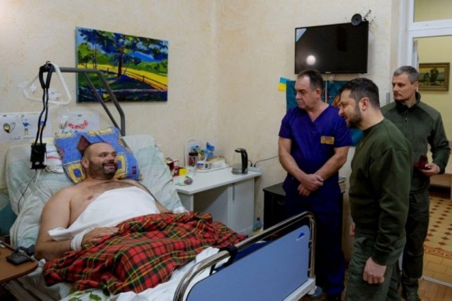 Zelensky viziton ushtarët e plagosur në spital