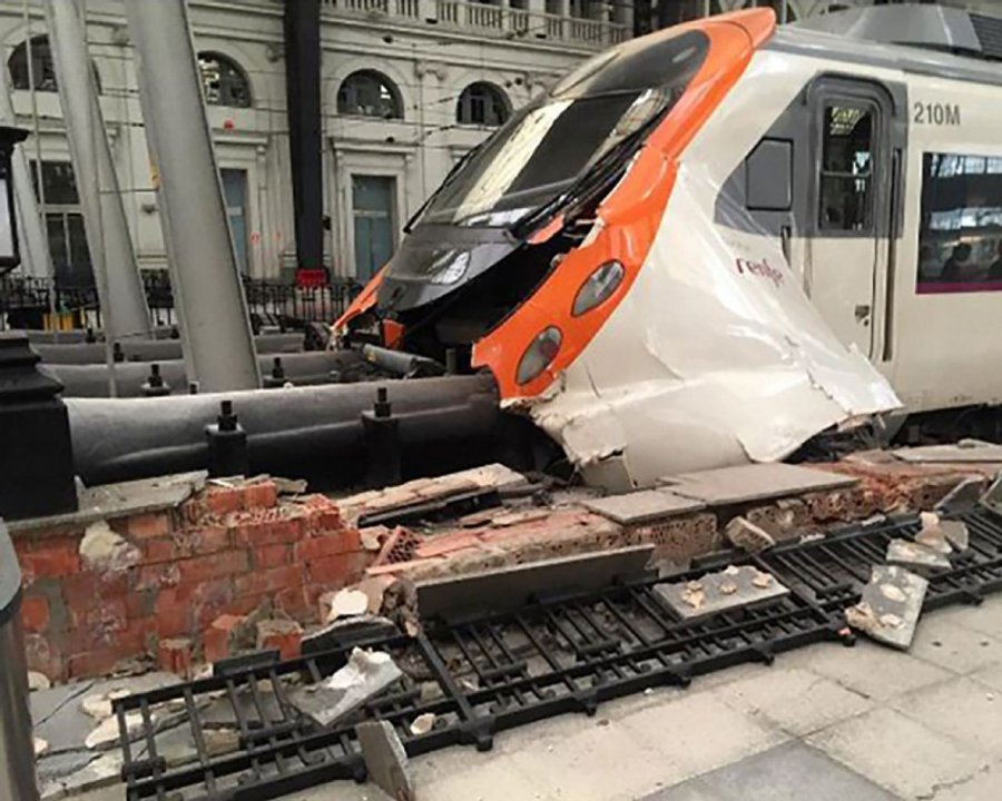 Përplasje e tmerrshme treni pranë Barcelonës, më shumë se 70 persona të lënduar