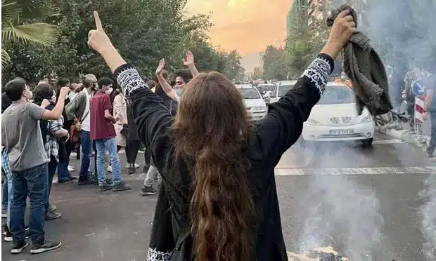 Forcat iraniane po i gjuajnë gratë me armë në gjoks e organe gjenitale