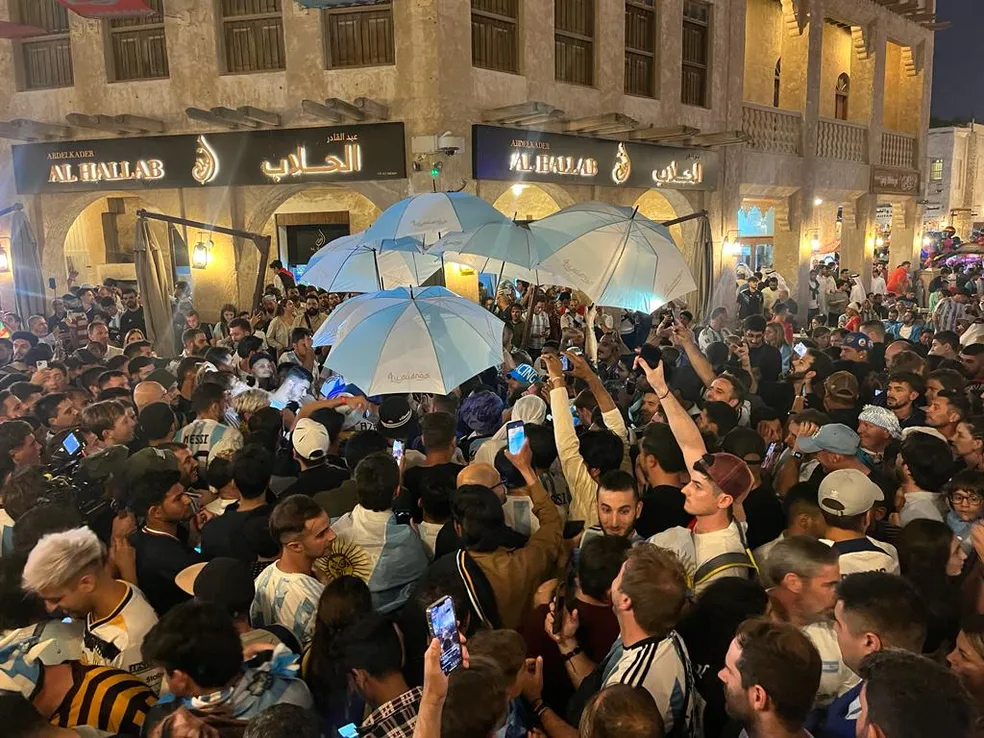Tifozët e Argjentinës organizojnë festë të madhe në Katar para çerekfinales me Holandën