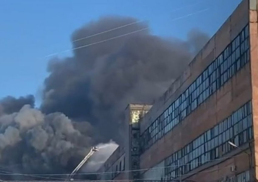 Zjarr i madh në Rusi, fabrika që prodhon goma për pajisje ushtarake përfshihet në flakë