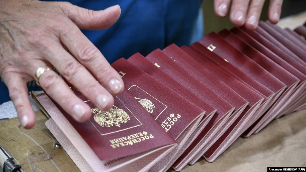 Rreth 300.000 ukrainas janë pajisur me pasaporta ruse/ Ja rajonet kryesore