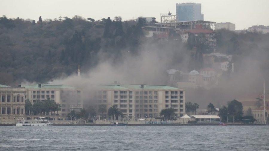 Shpërthen në flakë hoteli luksoz në Stamboll, autoritetet ndërhyjnë me urgjencë për të evakuuar në kohë turistët
