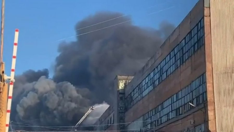 Zjarr i madh në Rusi, fabrika që prodhon goma për pajisje ushtarake përfshihet në flakë