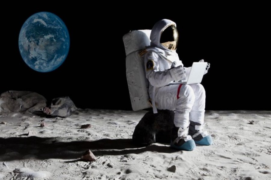 Deri në fund të dekadës njerëzit do të jetojnë edhe në Hënë