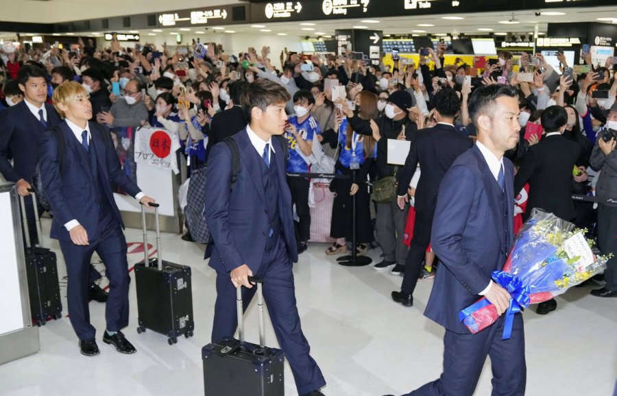 Lojtarët e Japonisë priten si heronj pas kthimit në shtëpi nga Kupa e Botës