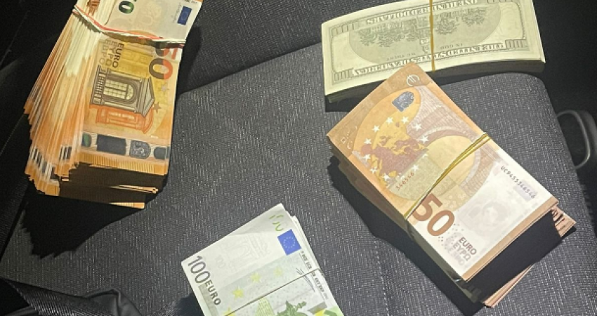 53 mijë euro dhe 10 mijë dollarë të falsifikuara tentuan t’i vënë në qarkullim, arrestohen dy të dyshuar në Ferizaj