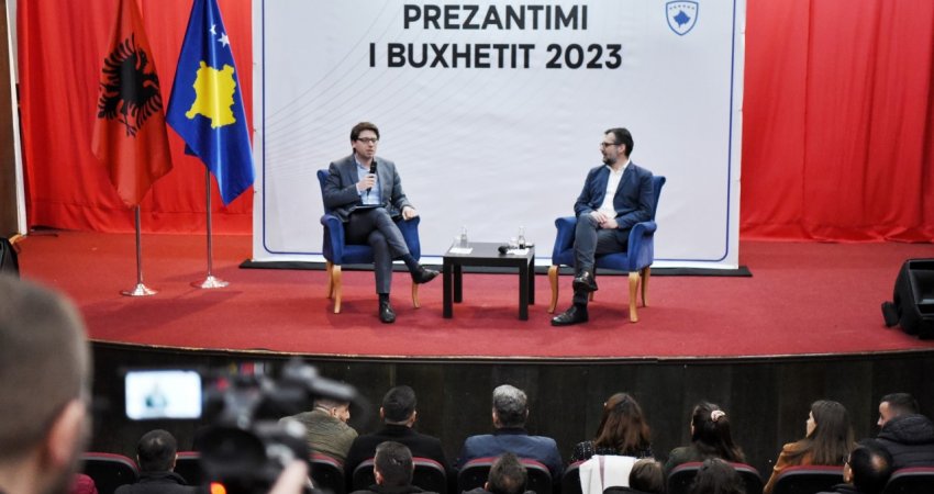 Murati e Çeku prezantojnë buxhetin për vitin 2023 para qytetarëve të Drenasit
