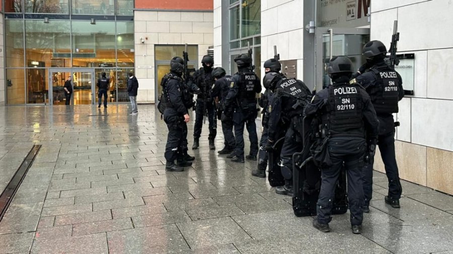 Gjermani, vrau të ëmën dhe më pas mori peng disa persona në një qendër tregtare
