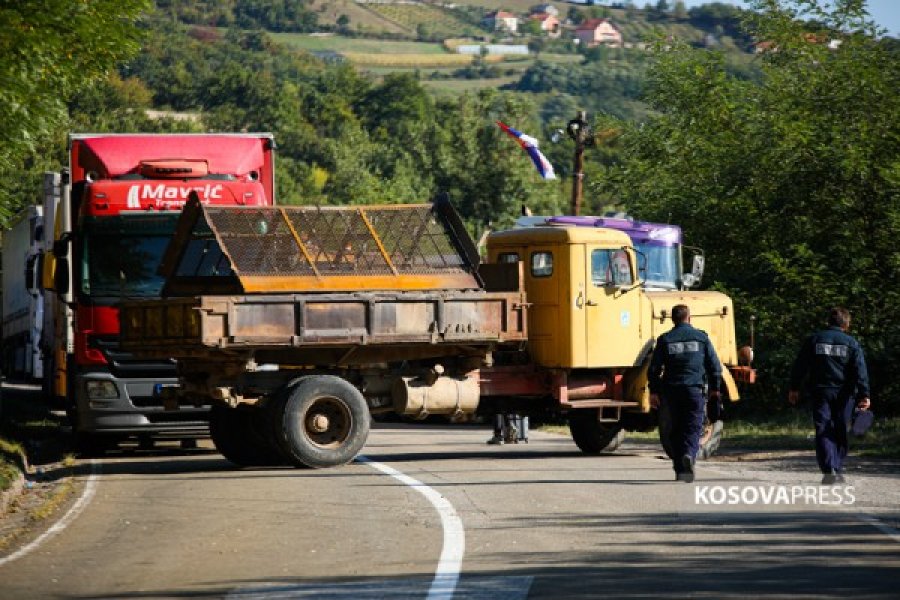 Tensionet e shtuara në Veri, policia mbyll pikën kufitare të Jarinjës
