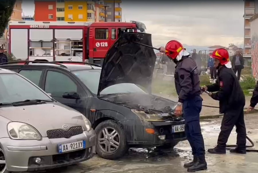 VIDEO/ Fier, makina merr zjarr befas në parking