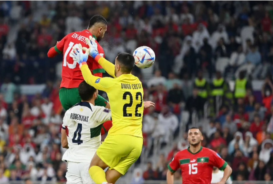 VIDEO/ Kërcimi e futbollistit maroken konkurroi rekordin e Ronaldos,  portugezit i dukej sikur po shikonte veten në fushë