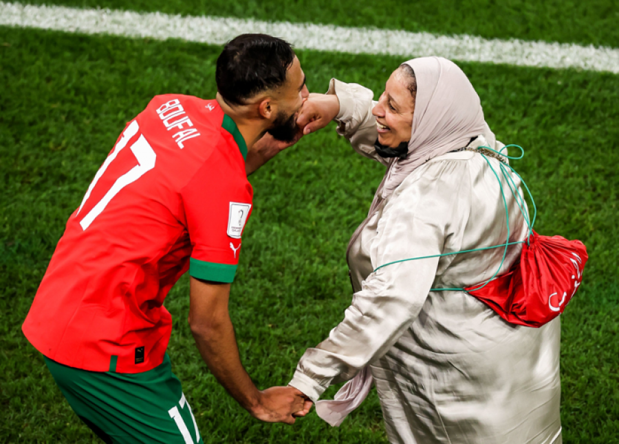 VIDEO/ Triumfuan ndaj Portugalisë në Botëror, Boufal festoi me nënën e tij pas ndeshjes, pamje fantastike