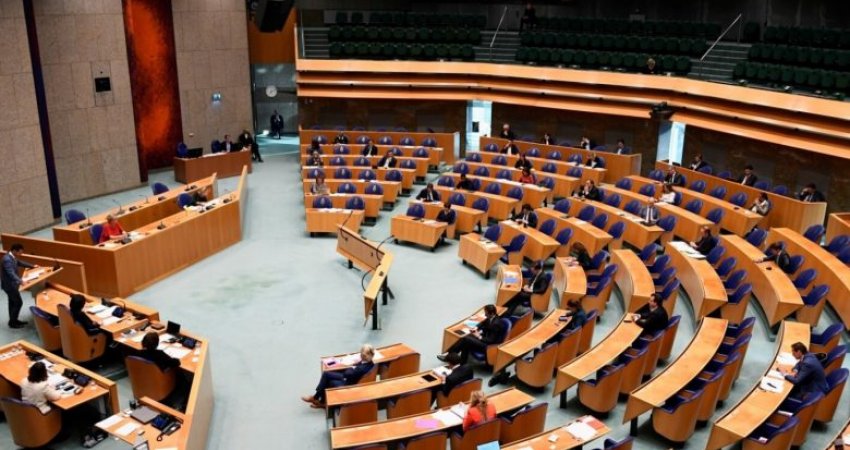 Parlamenti i Holandës me rezolutë për rivendosjen e vizave për Serbinë, opsion edhe ndërprerja e procesit në BE