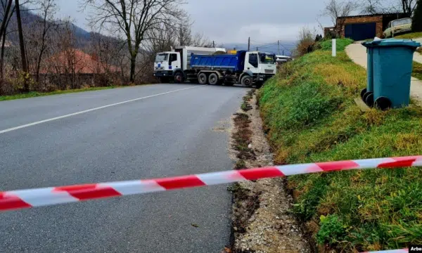 Gazetari kosovar në Beograd: Po flitet për një mbyllje totale të kufirit në Jarinjë dhe Bërnjak