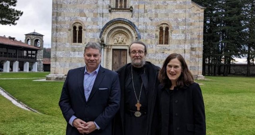 Escobar nis takimet në Kosovë me vizitë në Manastirin e Deçanit