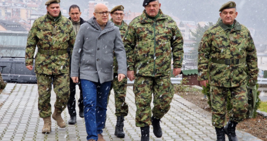 Ministri serb i Mbrojtjes viziton pjesëtarët e ushtrisë serbe në Rashkë