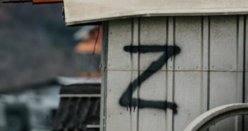 Simbolet ‘Z’ vendosen në veri të Kosovës