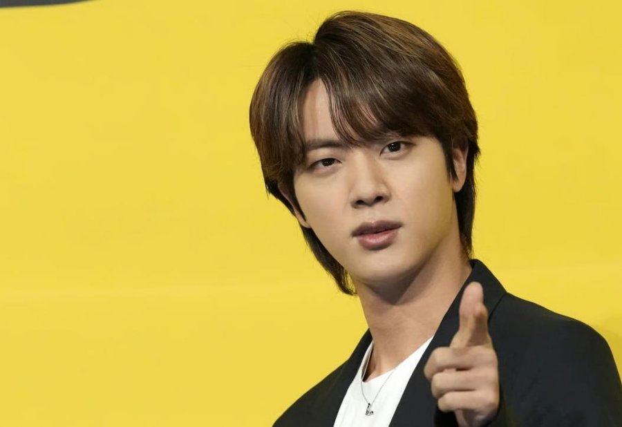 Jin i BTS thirret në ushtri, emocionon fansat me prerjen e flokëve para regjistrimit - FOTO