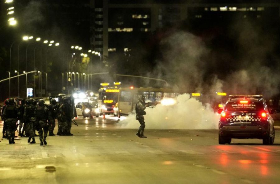 Mbështetësit e presidentit brazilian në largim, përplasen me policinë