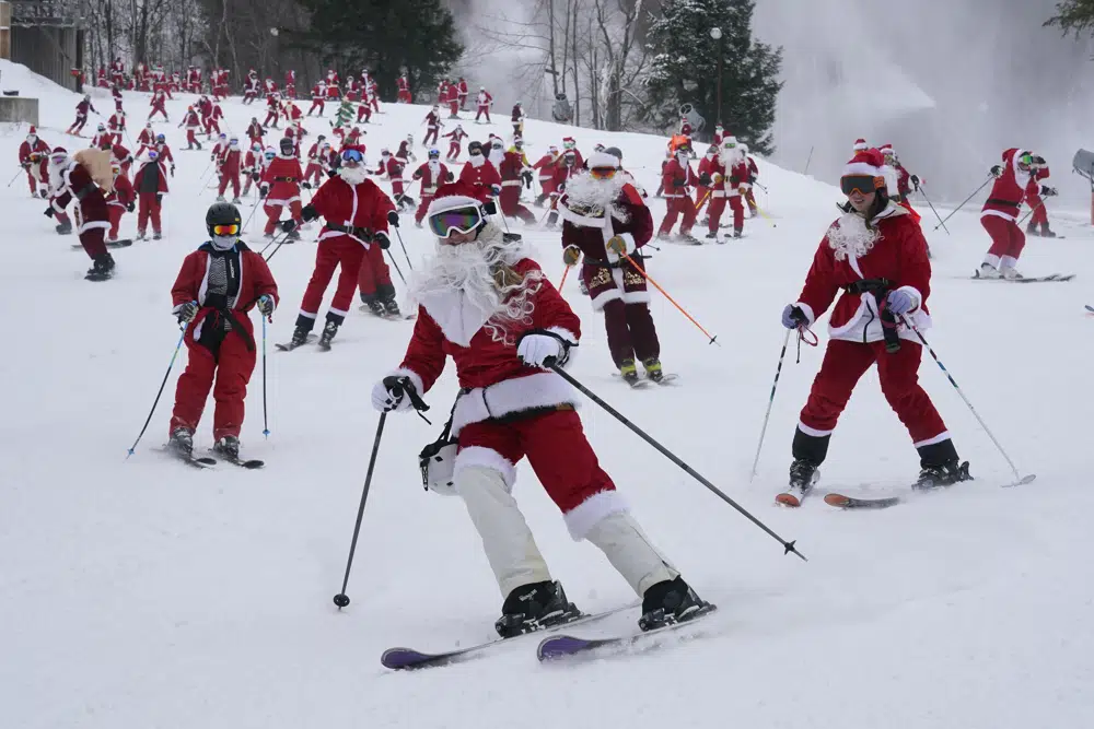 Kur zbresin tatëpjetë 300 Santa me ski, një Grinç dhe një pemë Krishtlindjesh
