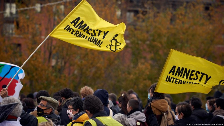 Plani i Sunak për të dëbuar emigrantët shqiptarë, reagon ashpër Amnesty Internacional: Do sjellë pasoja katastrofike për emigrantët