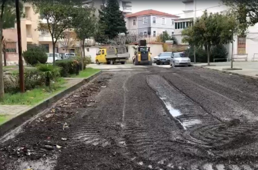 VIDEO/ Vlorë, me afrimin e fushatës, nis asfaltimi i rrugëve
