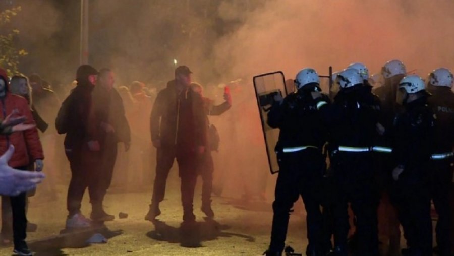 Tensione në Podgoricë/ Përleshen protestuesit dhe policia pas miratimit të ligjit për presidentin