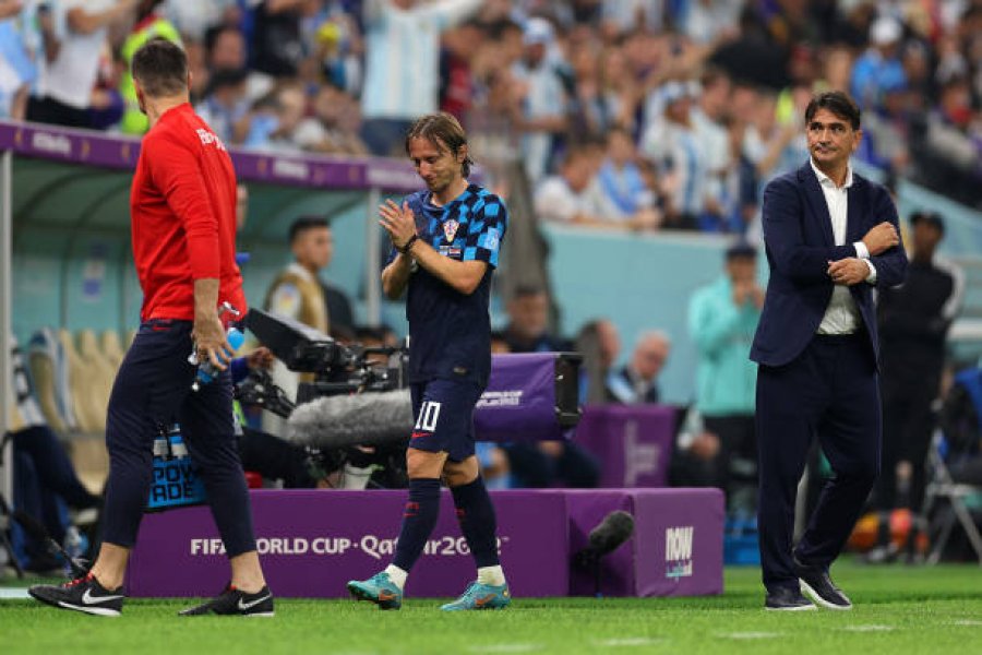 Moment emocionues: Argjentinasit iu përkulën edhe Modricit, mesfushori kroat i tha lamtumirë Kupës së Botës