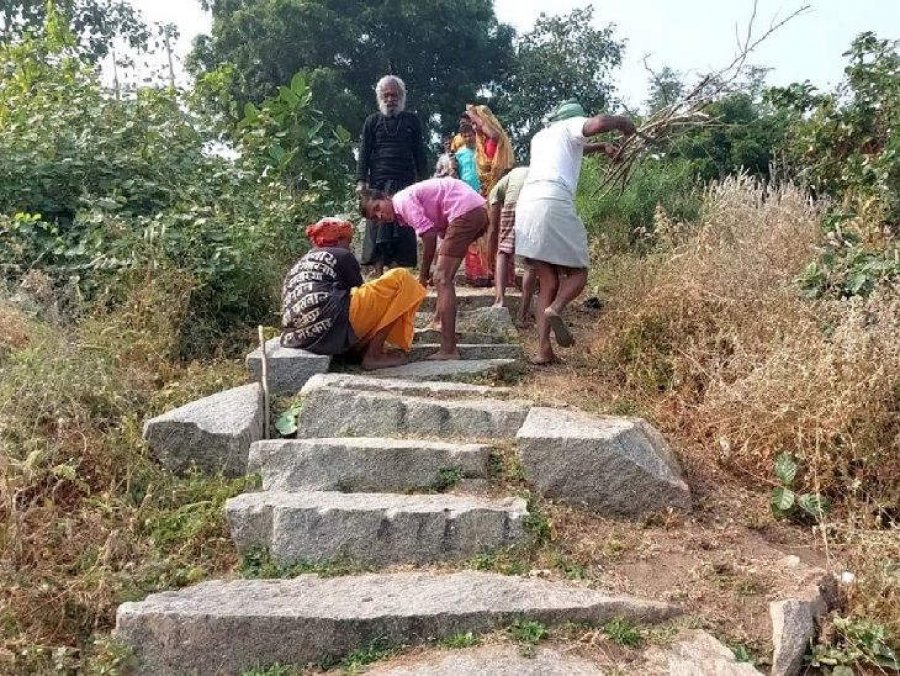 Indiani shpenzon 8 vjet duke gdhendur 400 shkallë guri për tempullin në majë të kodrës