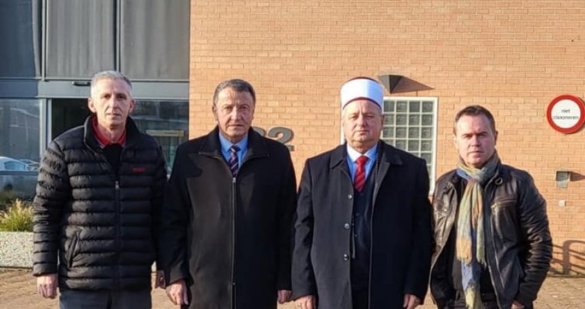 Imami që varrosi Adem Jasharin dhe familjarët e tij i viziton krerët e UÇK-së