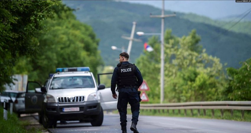 Lirohen katër zyrtarët policor të bllokuar në Veri