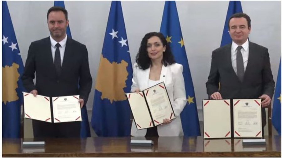 VIDEO/ Kosova nënshkruan kërkesën për anëtarësimin në BE