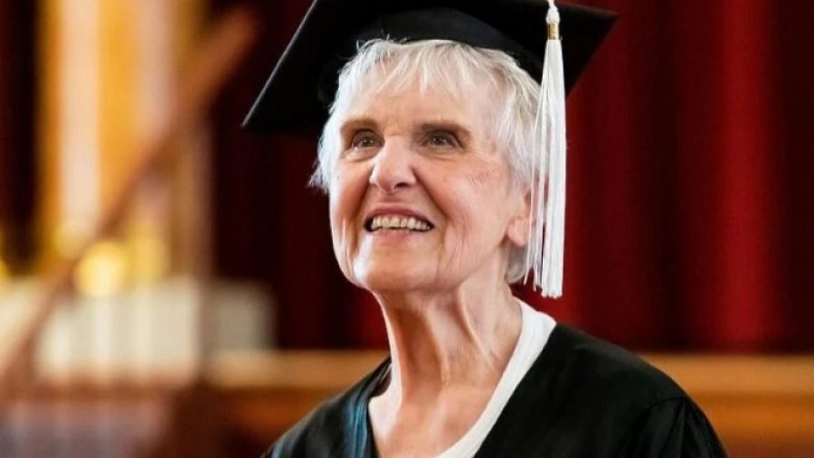 Kurrë nuk është vonë/ Gjyshja nga SHBA-të diplomon 71 vite pasi u regjistrua për herë të parë në fakultet