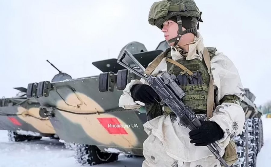 VIDEO/ Katrorë të kuq mbi makinat ushtarake: A po e detyron Putini, Bjellorusinë, të hyjë në luftë në Ukrainë?