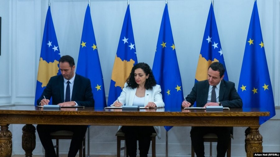 VIDEO/ Historike: Kosova nënshkruan kërkesën për anëtarësimin në BE