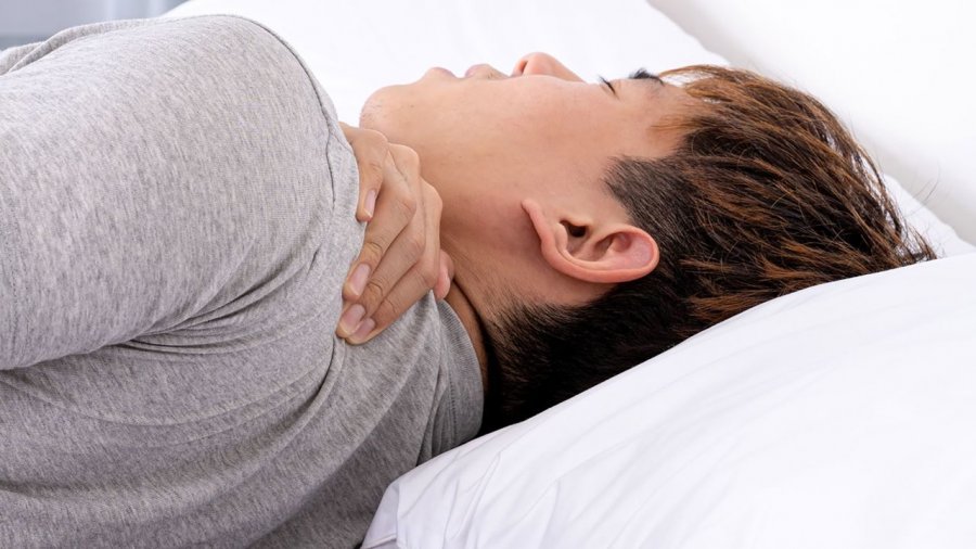 Mënyrë se si flini ju shkakton dhimbje qafe dhe shpine