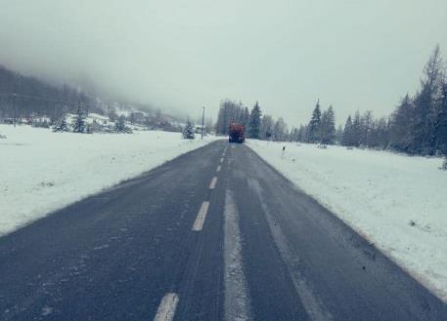 Reshje shiu dhe bore, ARRSH apel shoferëve: Pajisuni me goma dimërore dhe zinxhirë në zonat malore
