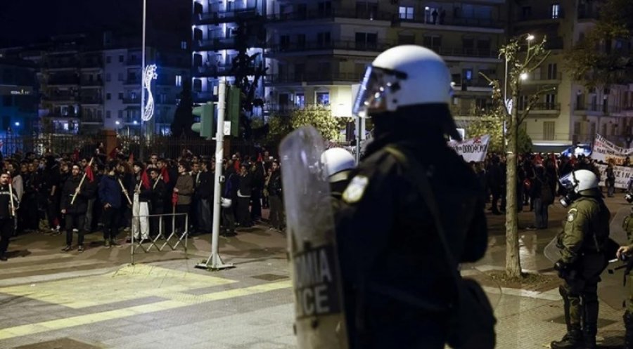 Vijojnë protestat e dhunshme në Greqi, mijëra persona përplasen me policinë