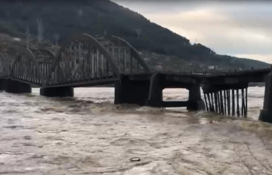 VIDEO/ Lumi Mat arrin pikën kritike, rrezikon të çajë argjinaturën, dëmton këmbët e urës së Zogut 