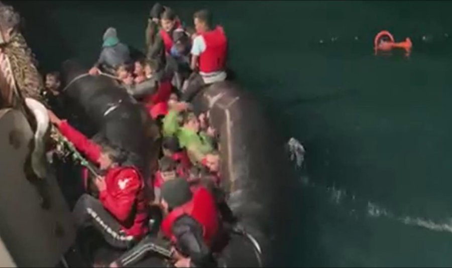 Një adoleshent mes 4 viktimave në Kanalin Anglez, nga varka u shpëtuan edhe 12 fëmijë azilkërkues