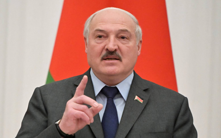 Lukashenko 'i kap veshin' ministrin e sportit: Nuk i kam parë futbollistët tanë në Katar