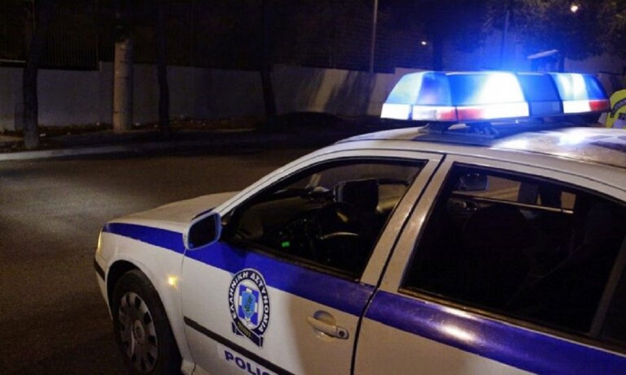Greqi| Shqiptari hyn për të vjedhur, pronari i banesës e qëllon me pushkë