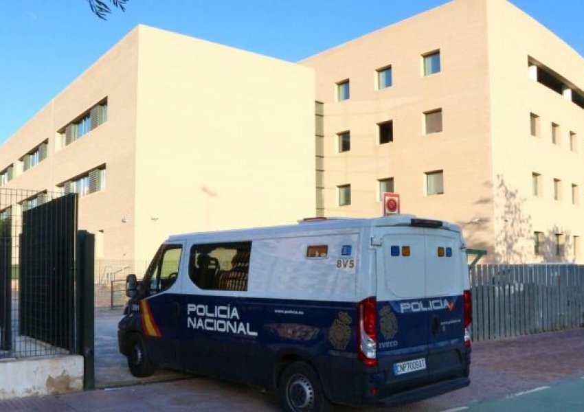Shqiptari arratiset nga Gjykata në Spanjë, përfitoi nga kaosi pas vetëvrasjes së një polici