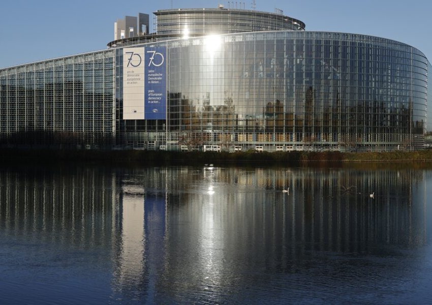 Parlamenti i BE e pezullon punën mbi të gjitha dosjet që lidhen me Katarin