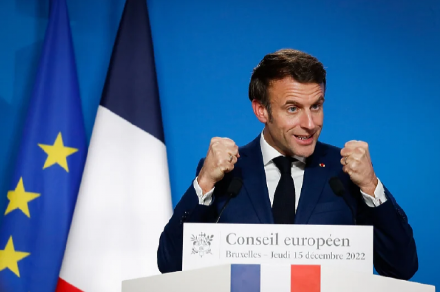 Presidenti francez Macron po marr me vete një robot në finalen e Kupës së Botës